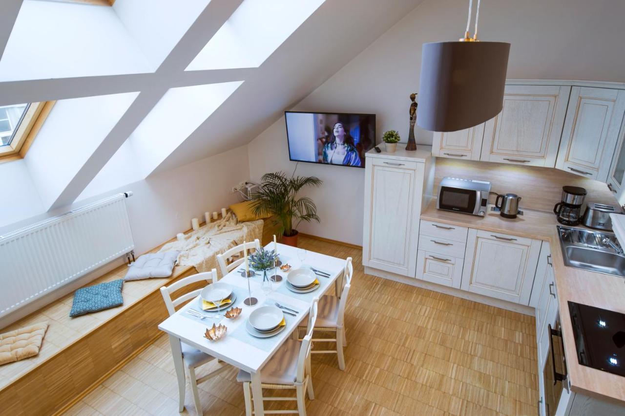 Modern Apartment Charvatova Prague Exterior photo