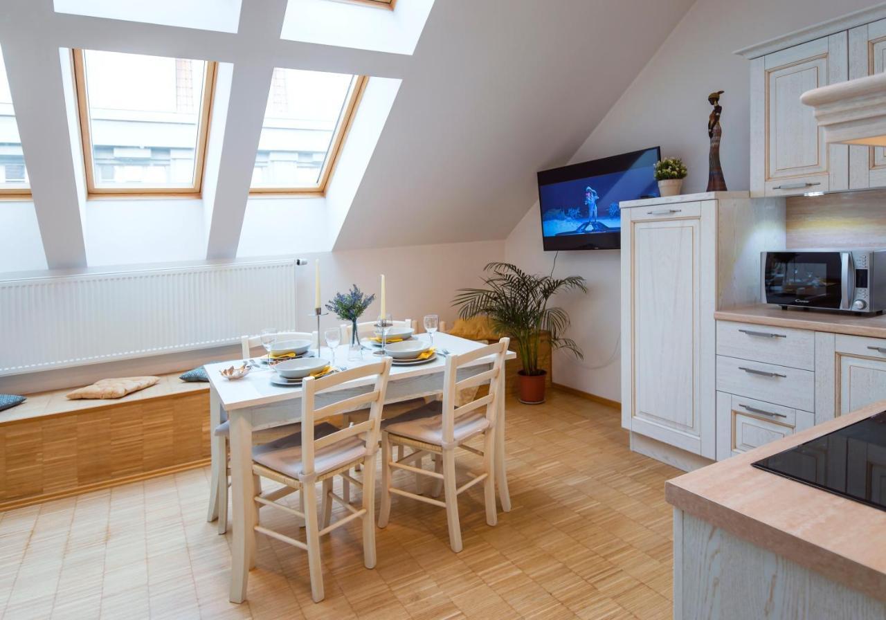 Modern Apartment Charvatova Prague Exterior photo